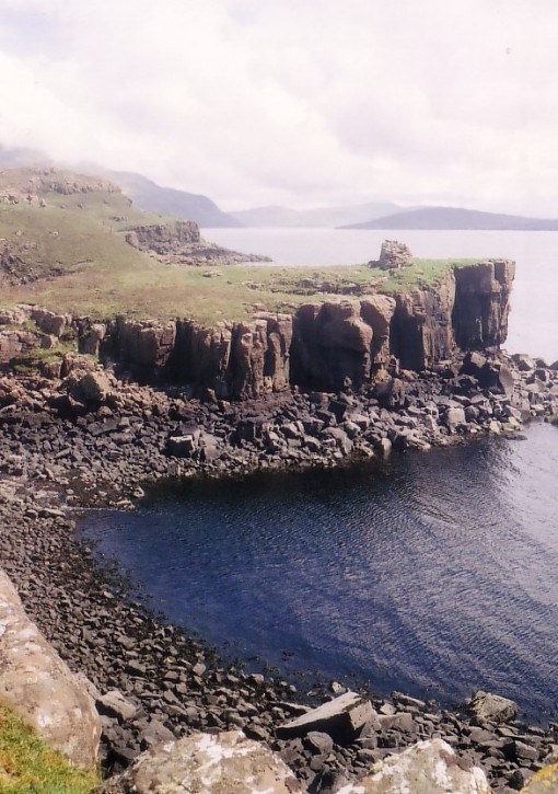 rubha-an-dunain-viking-harbour-cliffs